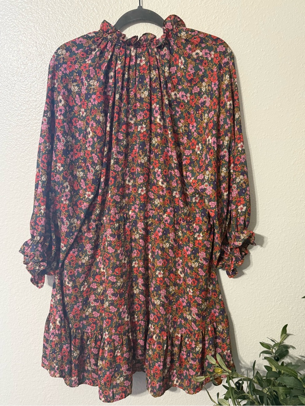 Entro Floral Ruffle Hem Mini Dress Size Large - Picture 3 of 3